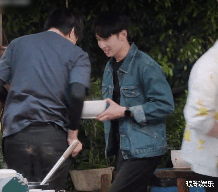 那英|向往5那英刚走，数十位嘉宾连番登场，他的到来让张子枫“害羞”了