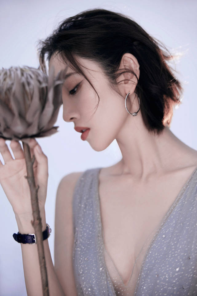 唐艺昕|唐艺昕星河闪钻曳尾裙，繁星点点、璨若星河