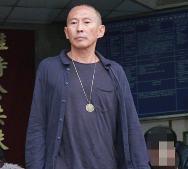 钮承泽|钮承泽入狱画面曝光！满面笑容祝福大家，行李中一大包饼干抢镜