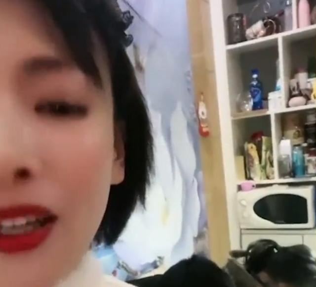 秋思暖暖 河南一男子帮女儿狂补作业,遭老婆拍视频举报:这下全校都知道了