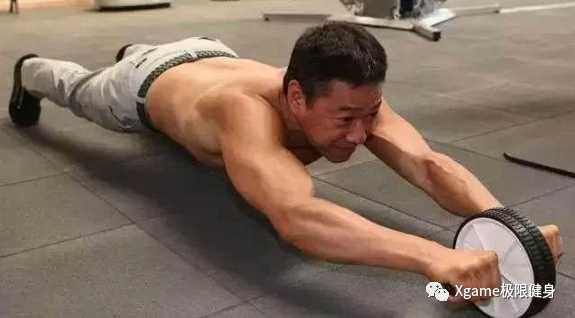 张丰毅|小鲜肉赤身与老兵比赛，身材差距引发争议！网友：白斩鸡