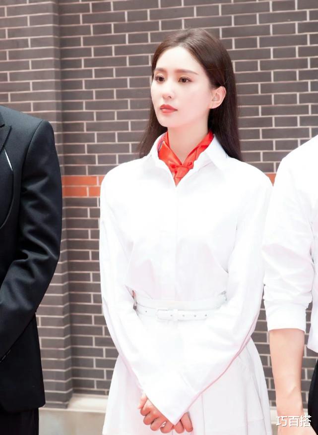 巧百搭|刘诗诗当妈之后更有气质了！一袭白裙清纯又可人，美得高级