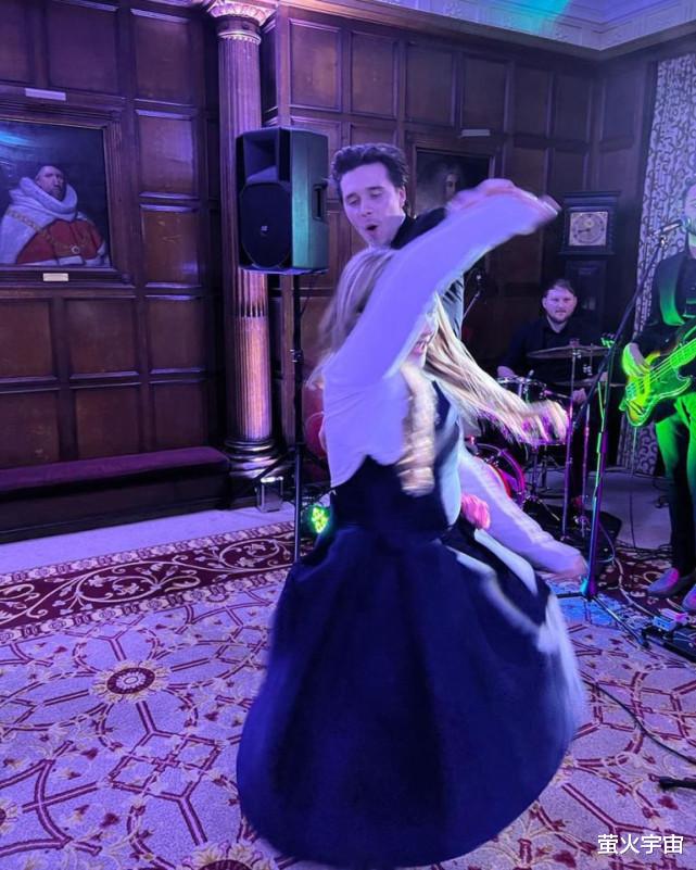 小贝|22岁布鲁克林与妹妹跳舞，大哥轻吻小七额头，小贝家被赞最幸福