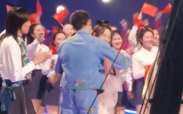 女人味|那些藏在跨年夜中的感人时刻！何炅穿过人群拥抱吴昕，整破防了