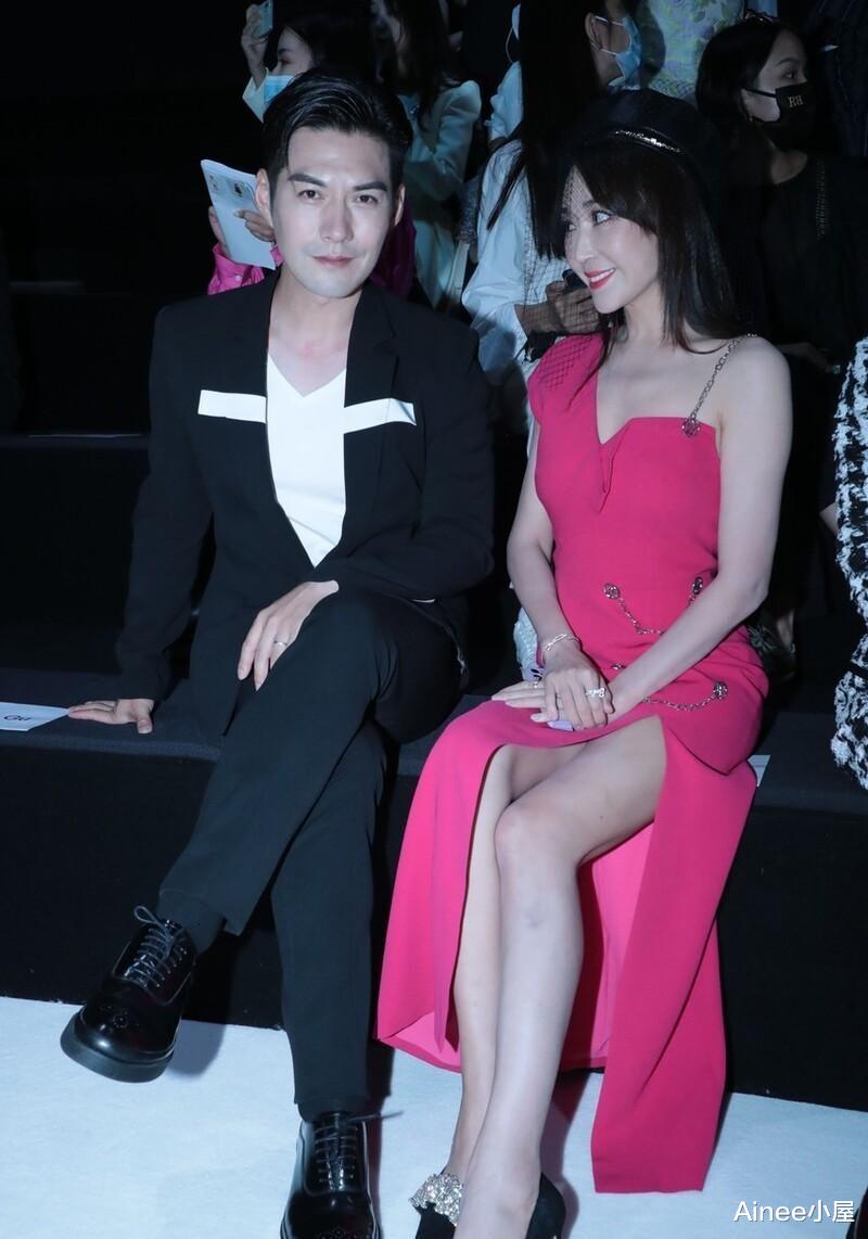 杜若溪|杜若溪和老公自拍好恩爱，穿芭比粉开叉裙，好身材包裹不住