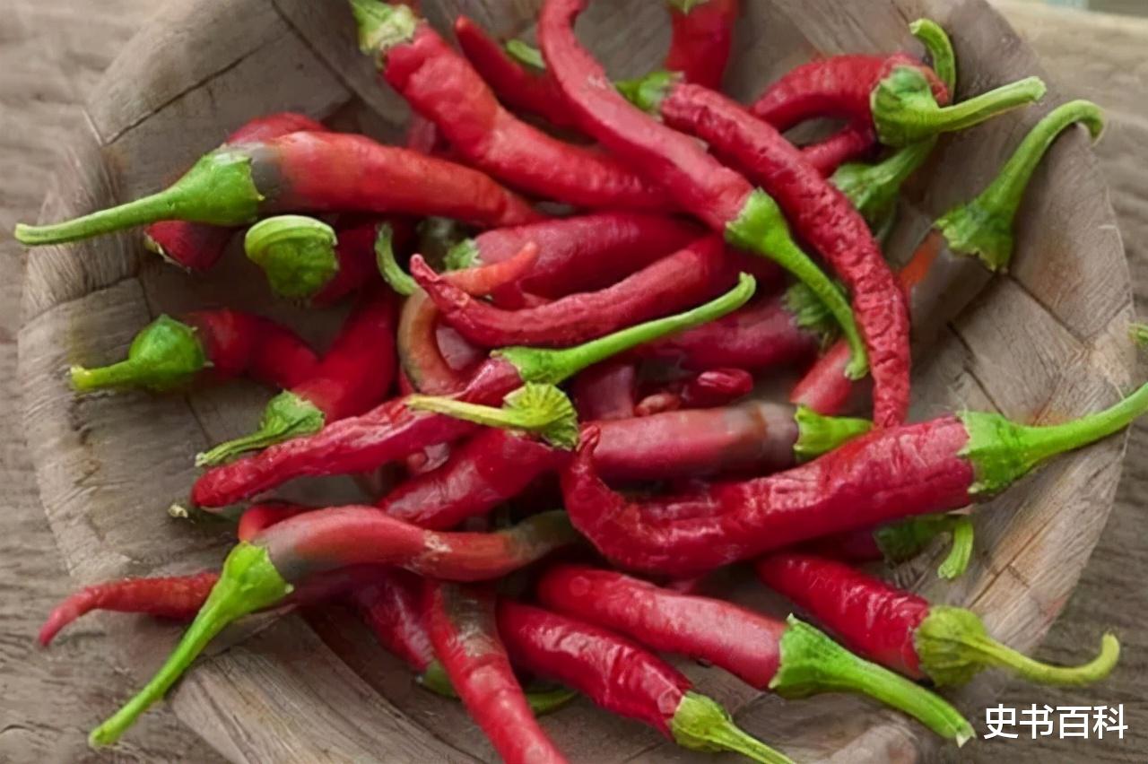 斛珠夫人|一代美神杨丽坤精神失常，28岁未婚，因药物关系一度胖到180斤