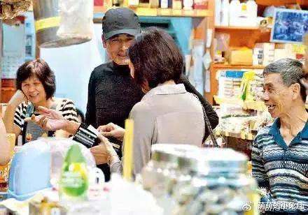 周润发|65岁周润发满头白发，吃路边摊，捐56亿后，晚年生活变化巨大