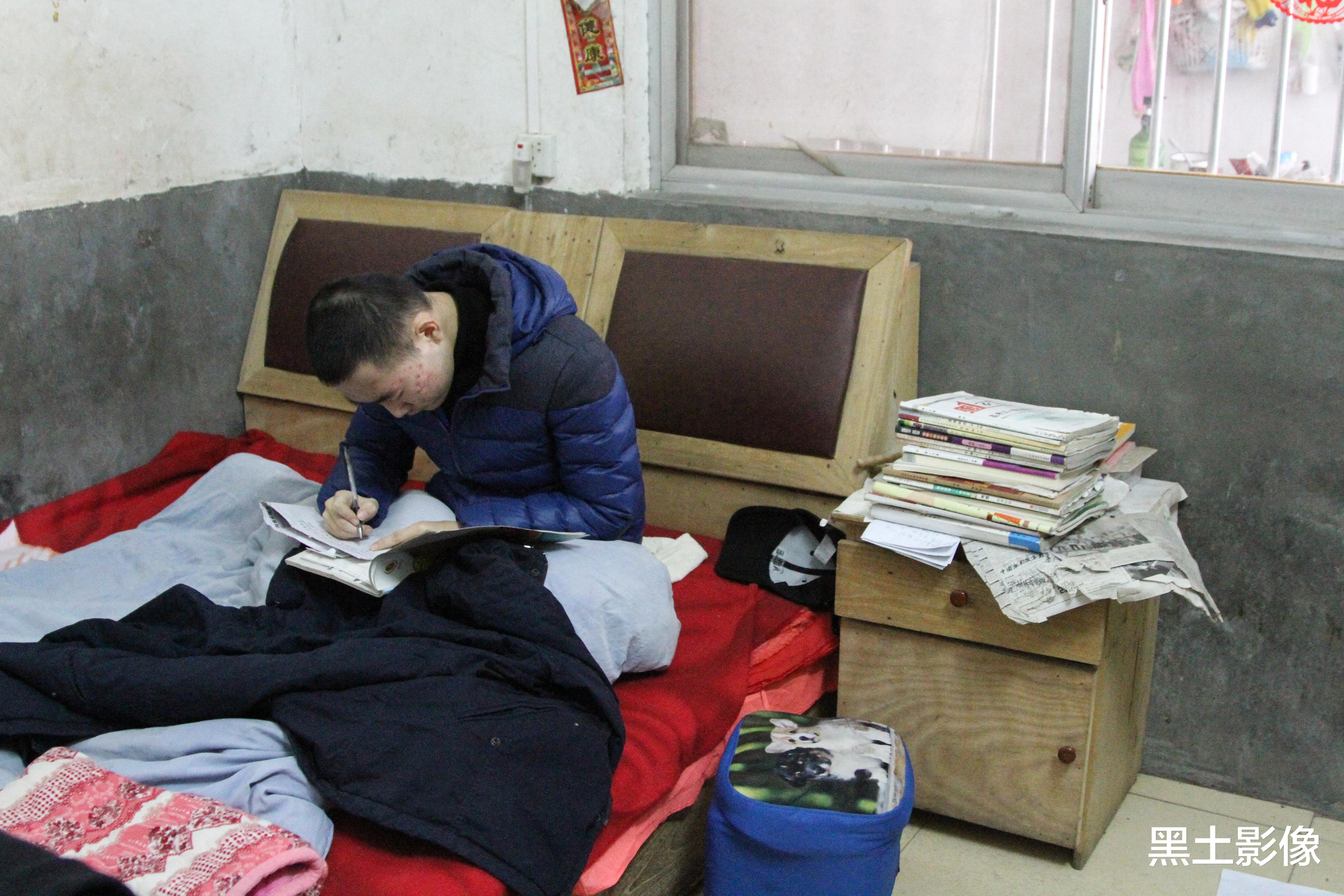 黑土影像 河南一帅气少年突患重症大学梦破碎，自考遇贵人相助却再遭遇打击