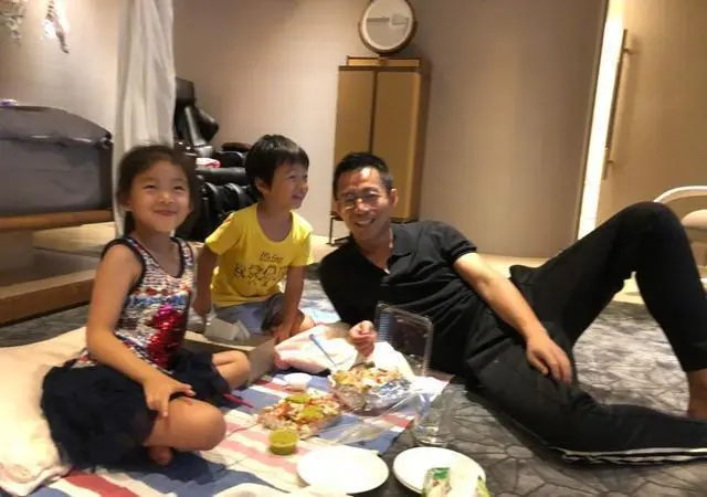 明星素颜|汪小菲思念7岁女儿，凌晨晒照语气哀切，罕见回应女儿回内地生活