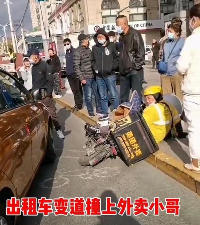 哈尔滨一出租车太牛了!撞上外卖小哥全责,声称有保险想撞谁撞谁
