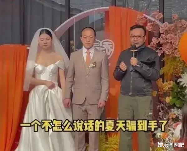 汪涵|汪涵参加外甥婚礼！二人台上激动相拥，网友：舅舅外甥分不清