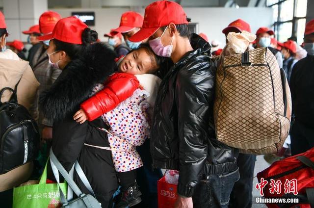 中工网 1980余名云南农村劳动力集中外出务工