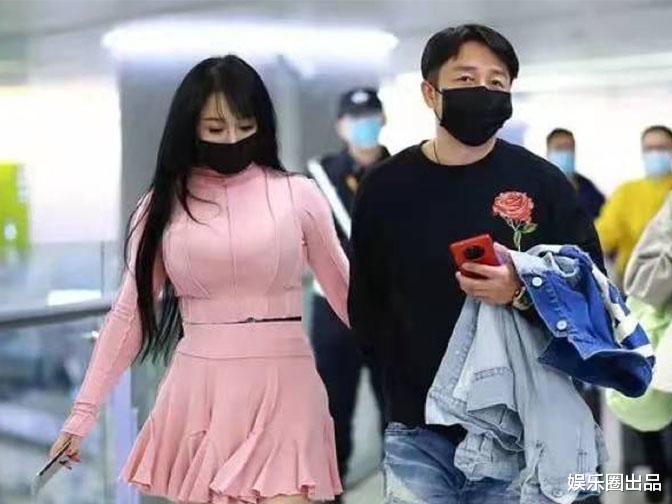 冉莹颖|冉莹颖走机场的照片火了，衣着单薄惹争议，被质疑博眼球