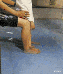 时尚炫点 “女神手滑发来制服自拍,把细节放大10倍后...没想到小丑是我自己?”