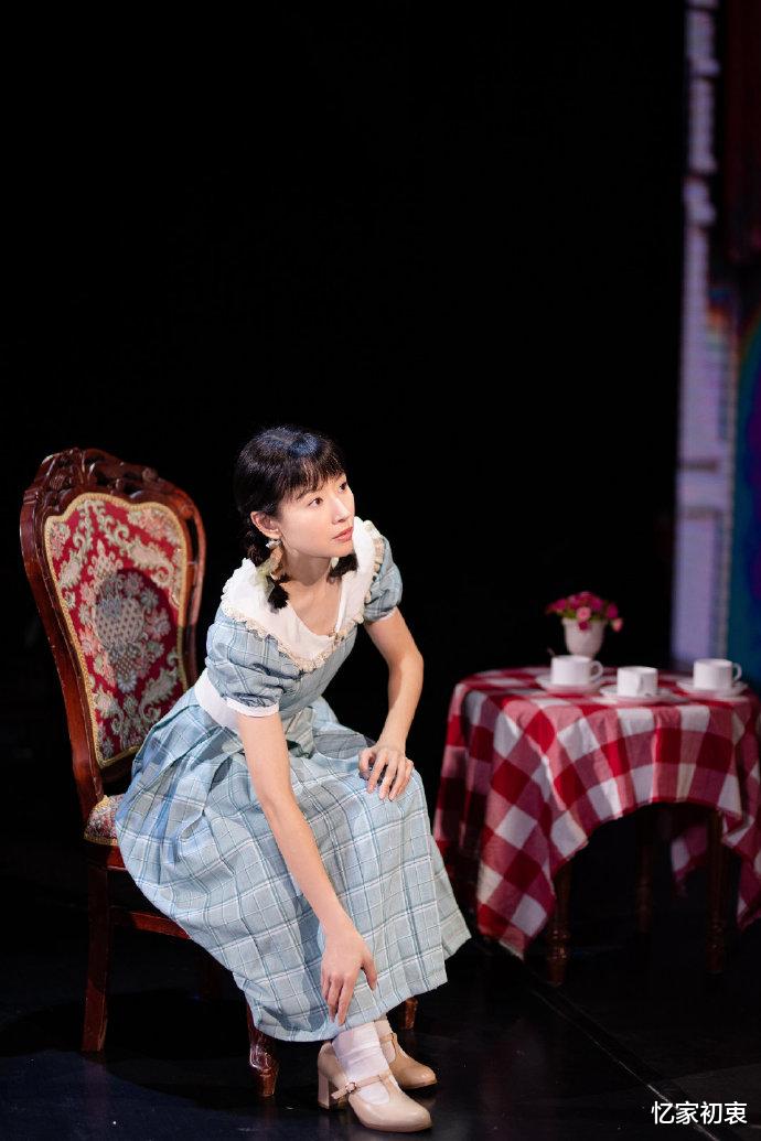 董洁|董洁《浪姐2》首秀太惊艳，穿娃娃裙跳木偶舞，一旁那英直夸厉害