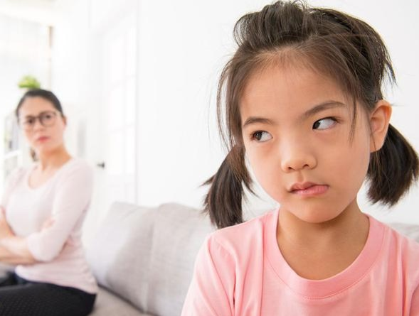 歪妈亲子故事|孩子喜欢“摸着妈妈”睡，让宝爸很烦恼，背后原因家长要读懂