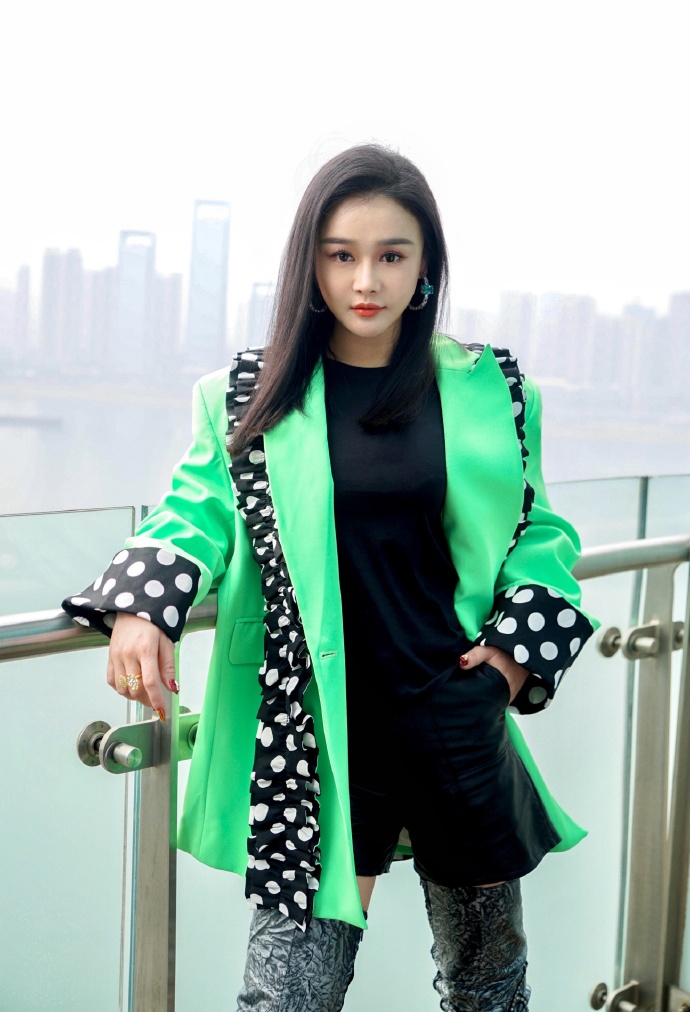 西装|冉莹颖晒开工照,穿西装脚踩10cm高跟真洋气,只看身段不像生过仨