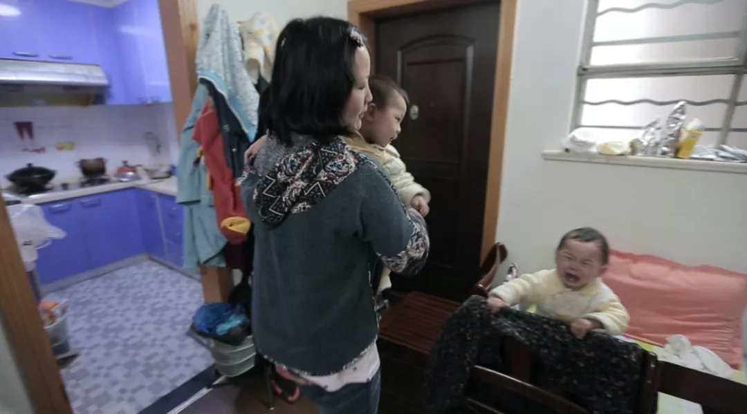 佛系|三胎家庭共7人蜗居43㎡, 他们的生活是什么样?