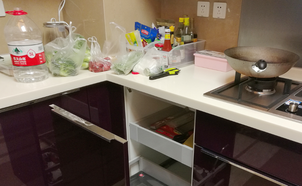二柒山居|去表姐家发现，厨房台面从不摆瓶瓶罐罐，这样做美观实用不占地儿！