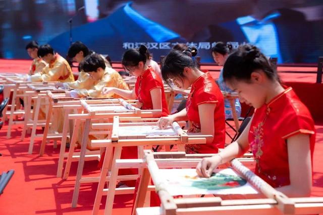 长江日报 早安武汉|京广高铁晚点,武汉站受多大影响?记者凌晨探访……