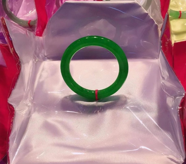 翡翠|翡翠为啥以绿为尊，其它颜色难道就不值钱了？是因为数量多吗？