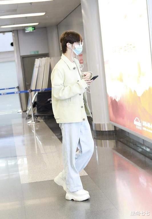 伊能静|伊能静儿子二次走机场，1米8身高还穿增高鞋，母子一前一后无互动