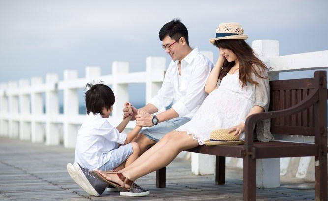 哑铃妈妈|宝妈生二胎被嘲讽:“没钱还敢生两儿子”,群里的评论几乎一边倒