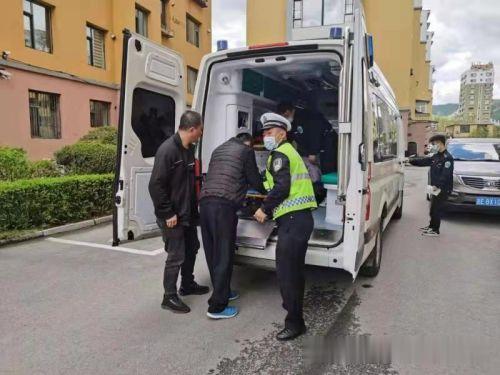 吉和网 通化交警救助心梗患者 紧急开道护送就医
