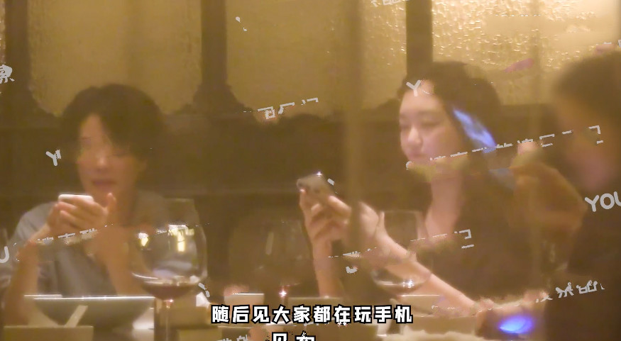 王菲|王菲现身聚会兴致高，和李嫣搭话烟酒不离手，对方态度冷淡无回应