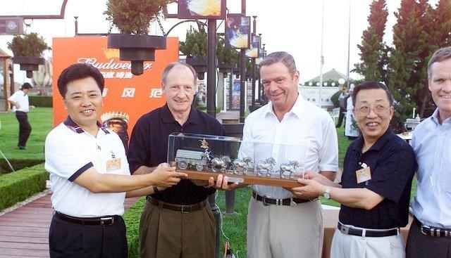 追逐在梦里兰溪 从洗瓶工到执掌青岛啤酒,退休后给首富打工,如今又投身互联网