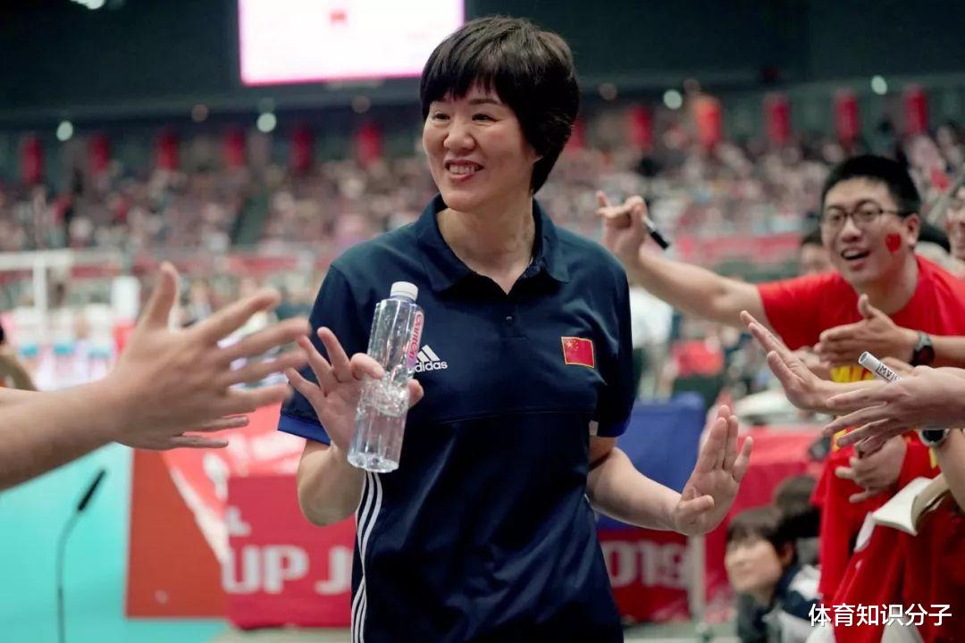 郎平|女排出现新面孔!郎平满脸欣慰搂着她的腰,这个27号什么来头?