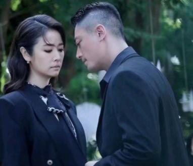 林心如|45岁林心如用力过猛！扎丸子头强行扮嫩，可惜脸部僵硬竟显违和感