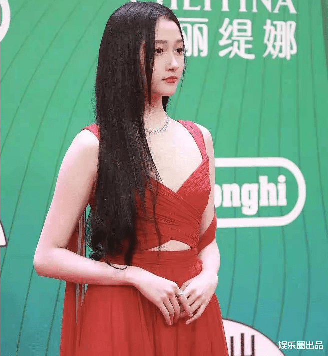 关晓彤|关晓彤走红毯生图曝光,穿低领装松松垮垮,网友:“像大妈”