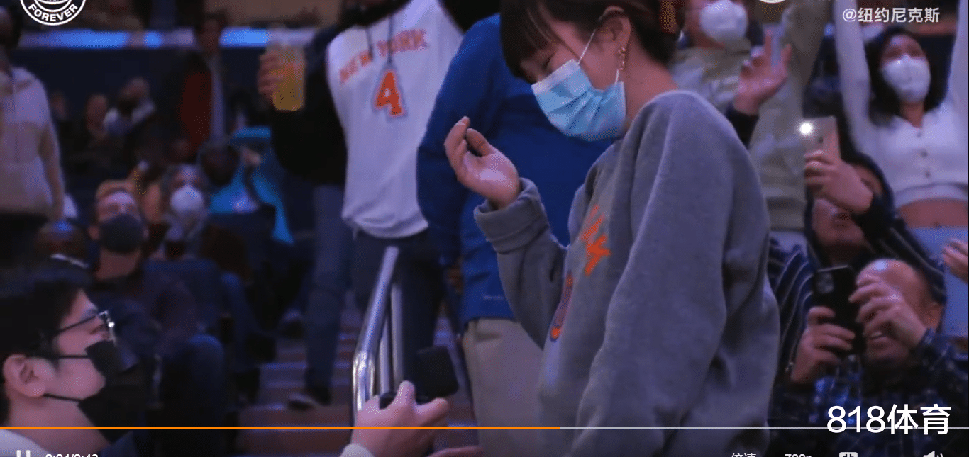 勒布朗·詹姆斯|有錢(qián)真好! 中國(guó)球迷從北京飛去尼克斯主場(chǎng)求婚, 異地戀女友含淚說(shuō)Yes