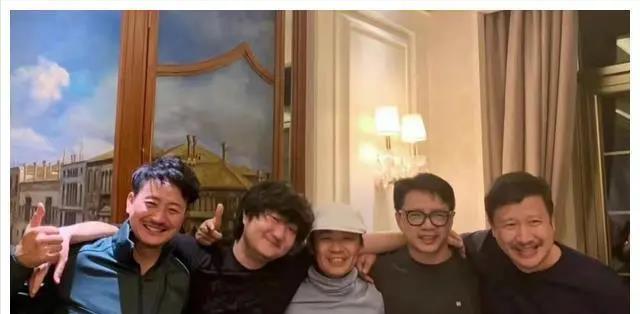 新白娘子传奇|士兵突击主演罕见合影：王宝强站C位张国强身边，演员近况大不同