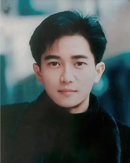 梅艳芳|1985年，个人演唱会上，梅艳芳牵手西装革履的男子，笑得很甜