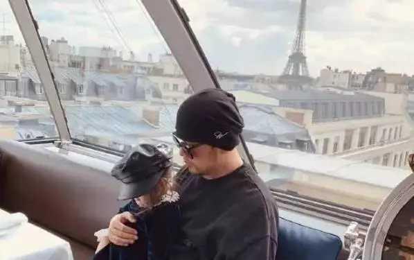 昆凌|昆凌晒5岁女儿：小小年纪如“出水芙蓉”，浓眉大眼有星二代架势