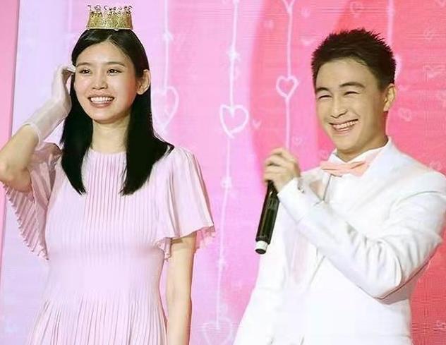 失控的小青蛙|奚梦瑶晒出儿子正面照，何广燊正脸如缩小版何猷君，男神气质十足