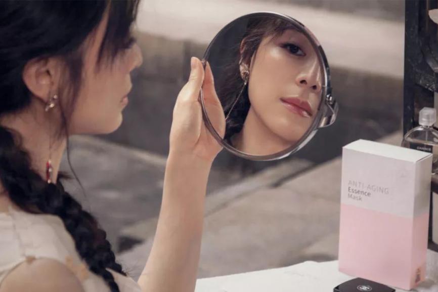 冻龄|冻龄岳母和女婿同框，抱着孩子像一家三口，网友：真羡慕！