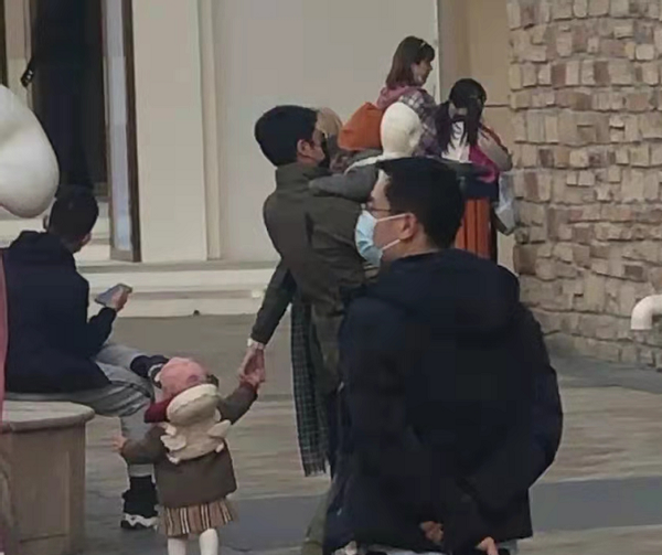 撒贝宁|撒贝宁全家出游！2岁女儿穿1千9裙子被宠成公主，儿子好黏爸爸