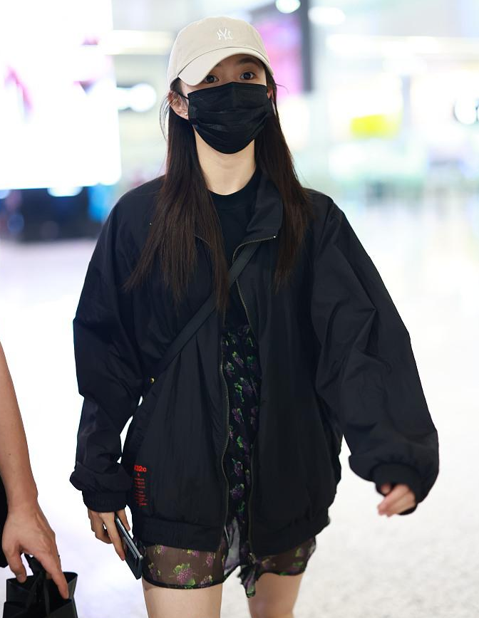 何有强|刘浩存美如初恋女友，穿黑色夹克外套配碎花半身裙，看着让人心动