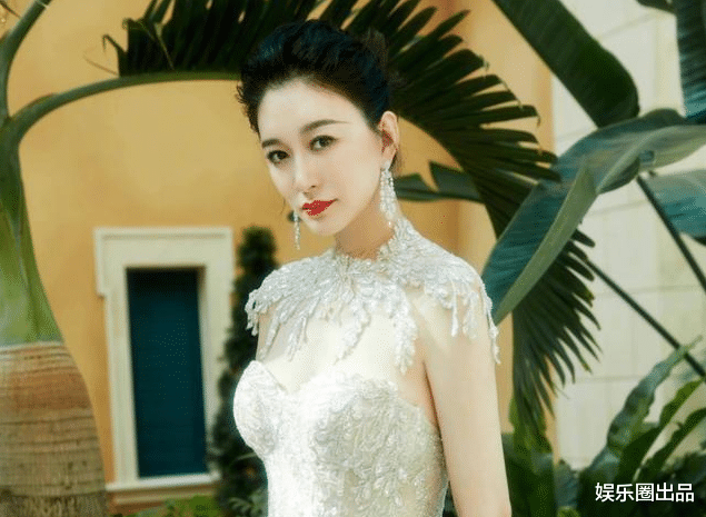 李小冉|李小冉活动旧照被扒，台上台下反差不大，8小时阅读量破800万