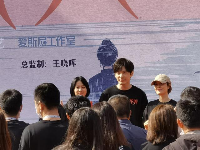 马伊琍|马伊琍白宇合作太期待!45岁马伊琍穿着简单没明星范,气质照样出众