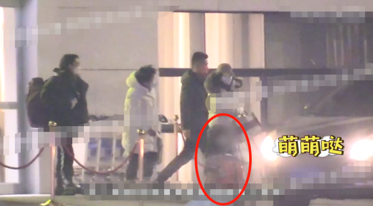 小海绵|baby和儿子机场亲密互动！小海绵大胆骑箱子滑行，双脚翘起好兴奋