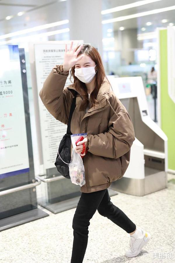 金晨|金晨真任性，不惧严寒内搭打结穿，露出纤细蛮腰“美丽冻人”