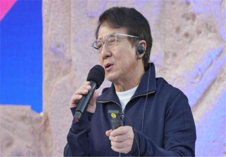 小怪兽的快乐|疫情久久止不住，成龙捐款100万为何被骂？网友：他故意说漂亮话