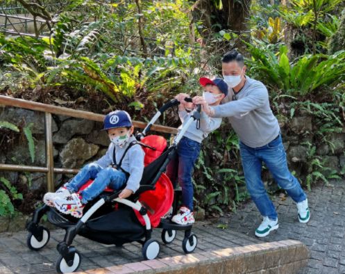 胡杏儿|胡杏儿俩儿子陪爷爷散步，兄弟俩牵手下台阶，和爸爸穿亲子装超萌