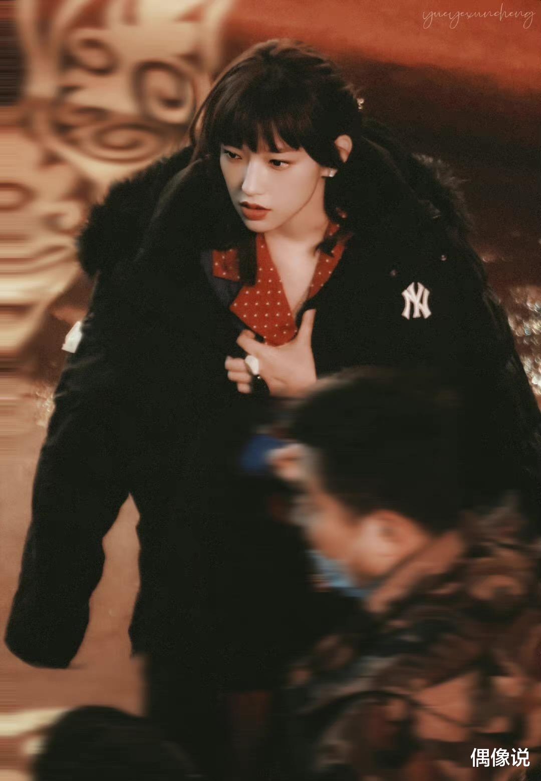 Angelababy|Angelababy和剧组小演员合影，蹲下身贴着小女孩肩膀，显得脸超小