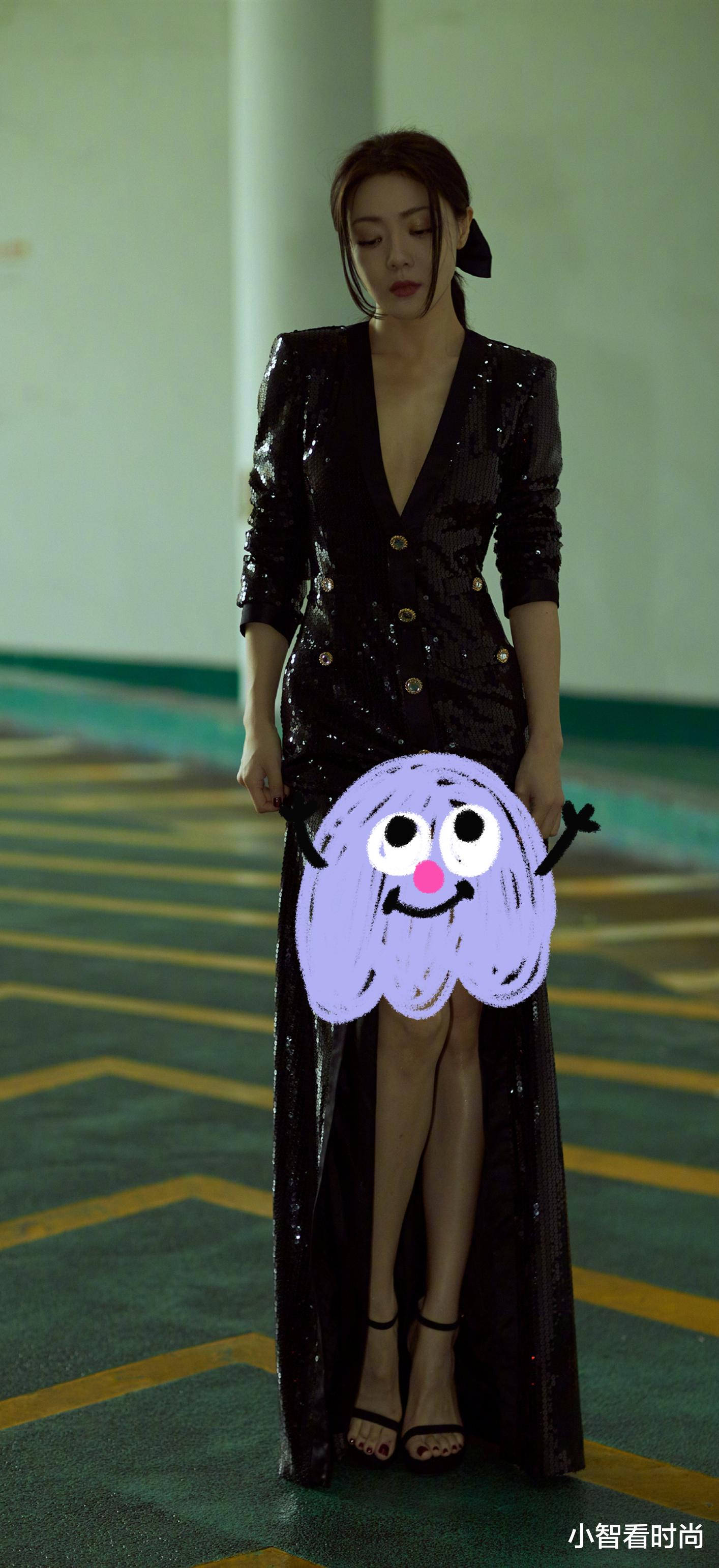 邓家佳|邓家佳依旧是时尚的女神，穿v领抹胸大衣秀造型，气质拿捏的到位