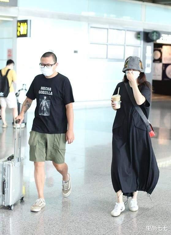 梅婷|梅婷获老公接机超甜，眼圈黑得像画眼影皱纹明显，46岁素颜太真实